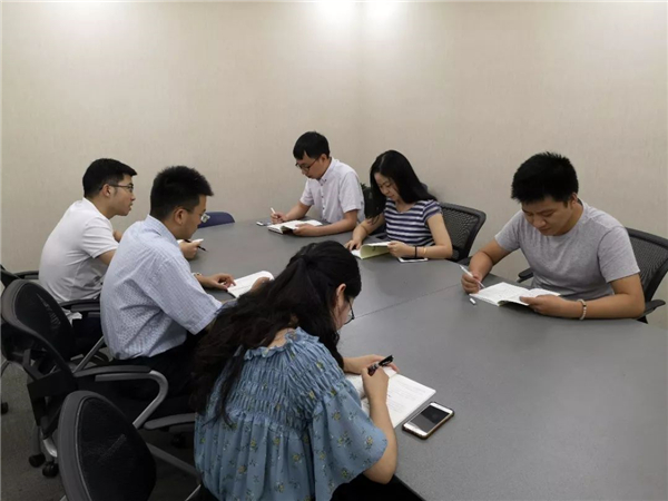 公司各級黨組織掀起學(xué)習(xí)《黨風(fēng)廉政建設(shè)學(xué)習(xí)手冊》熱潮