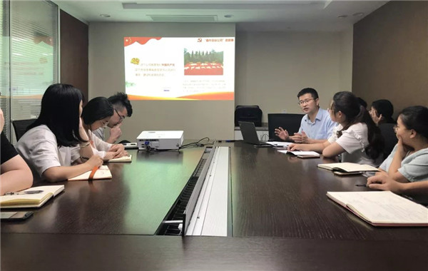 公司黨委副書記丁建國赴交通物資部黨支部講授“不忘初心、牢記使命”主題教育專題黨課