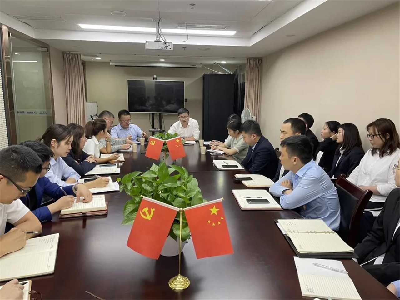 公司黨委副書記、副董事長丁建國一行赴貴州中拓調(diào)研指導工作