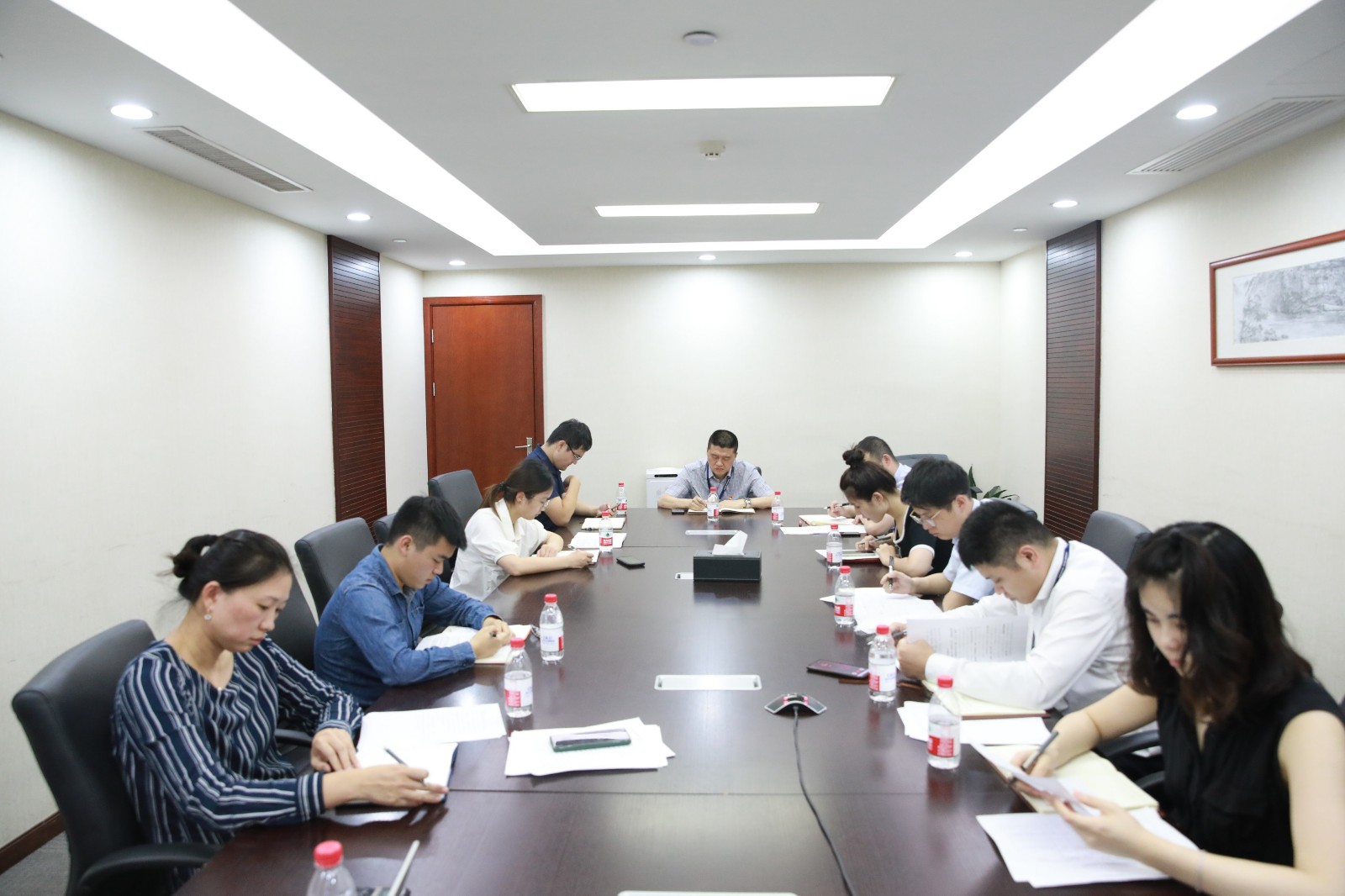 公司黨委書記、董事長(zhǎng)袁仁軍以普通黨員身份參加辦公室黨支部黨員大會(huì)