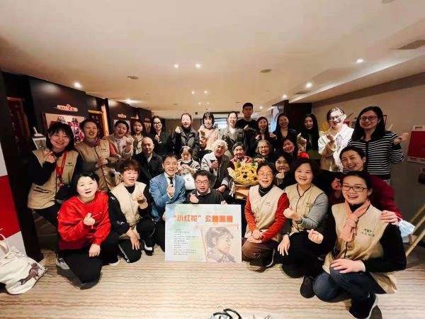 啟迪微心愿，雨花圓夢行 | 浙商中拓啟迪公益社為94歲老人舉辦“小紅花”覺醒藝術公益畫展