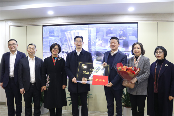蕭山區(qū)委常委、開發(fā)區(qū)黨工委書記、管委會主任許昌到我司開展新春慰問