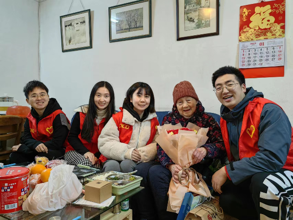 啟迪微心愿，雨花圓夢(mèng)行 | 公司啟迪公益社的志愿者探望慰問空巢老人