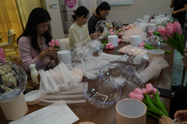 以花之名 為愛獻(xiàn)禮 | 公司工會(huì)開展“情濃五月天 愛暖母親節(jié)”母親節(jié)活動(dòng)