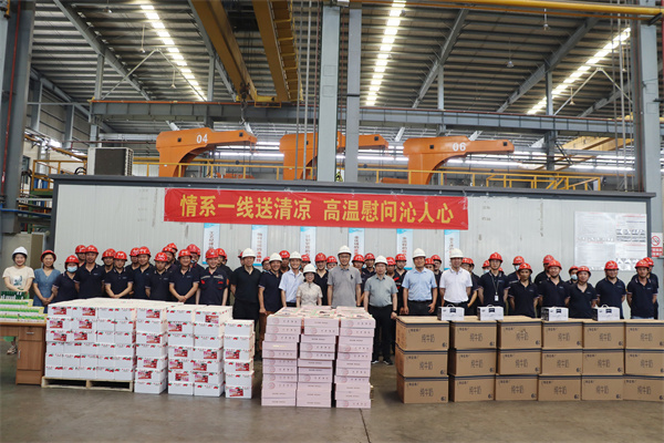 公司黨委委員、副總經(jīng)理魏勇到中拓新材料開展“送清涼”慰問