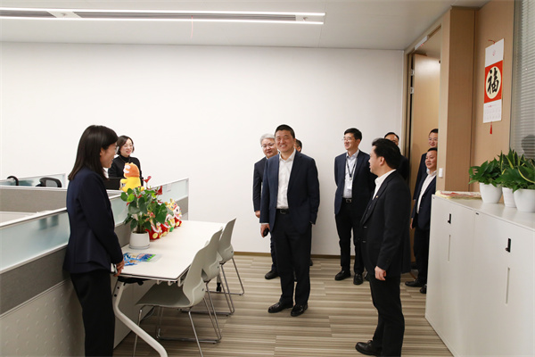 新春開工首日，公司領(lǐng)導(dǎo)班子慰問駐樓各單位員工