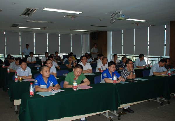 公司舉行最新道路交通安全知識(shí)培訓(xùn)