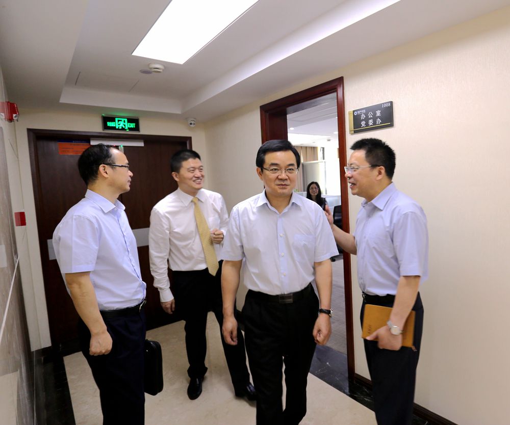 集團(tuán)公司董事長(zhǎng)高興夫一行到公司調(diào)研指導(dǎo)